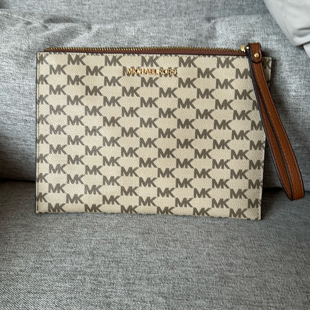 Michael Kors Jet Set Wristlet